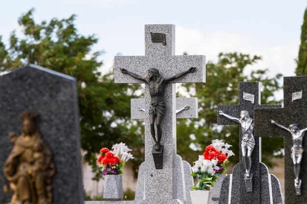 vieux cimetière avec tombes en lieu saint espagnol