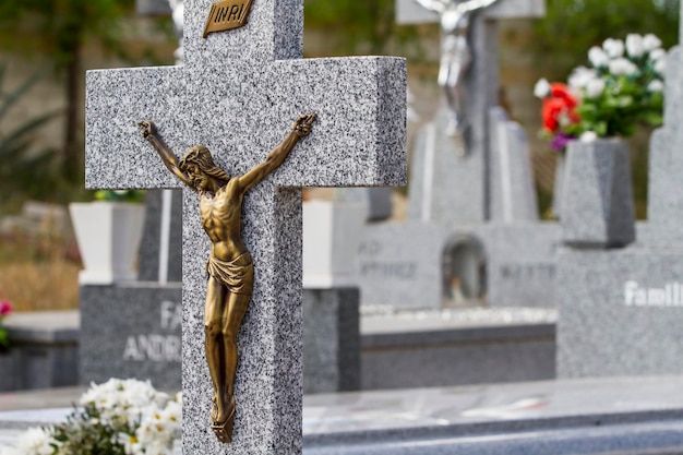 vieux cimetière avec tombes en lieu saint espagnol