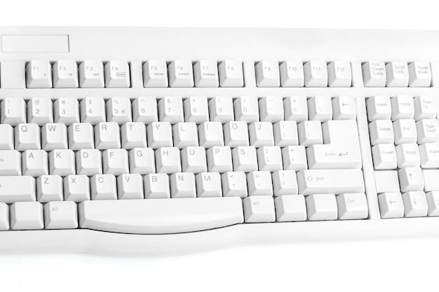 Vieux clavier blanc sur fond blanc libre