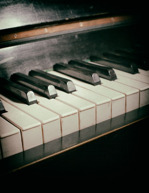 Vieux clavier de piano se bouchent comme fond de musique. Avec la texture du papier de la poussière et des rayures