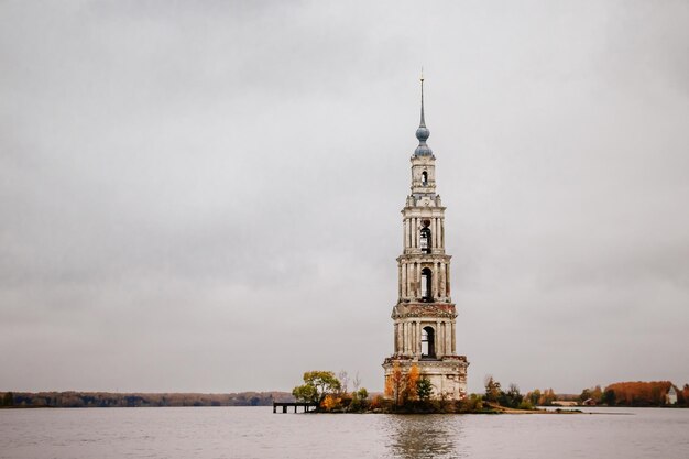 Photo vieux clocher abandonné au milieu du lac kalyazin en russie