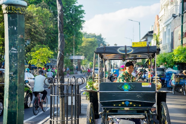 Vieux cocher attendant les visiteurs dans la rue Malioboro