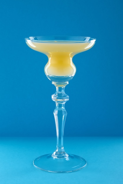 Vieux cocktail cubain sur fond bleu