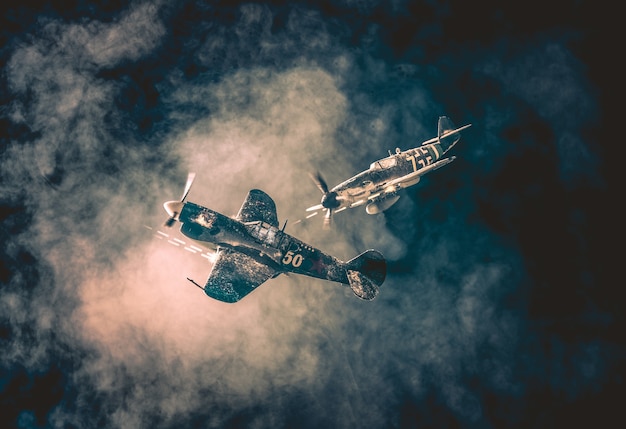 Vieux combat aérien dans les nuages