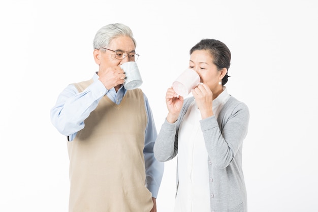 Un vieux couple aimant l'eau potable