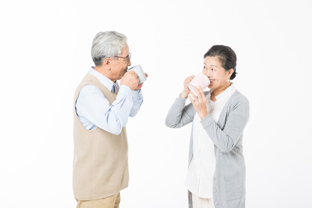 Un vieux couple aimant l'eau potable