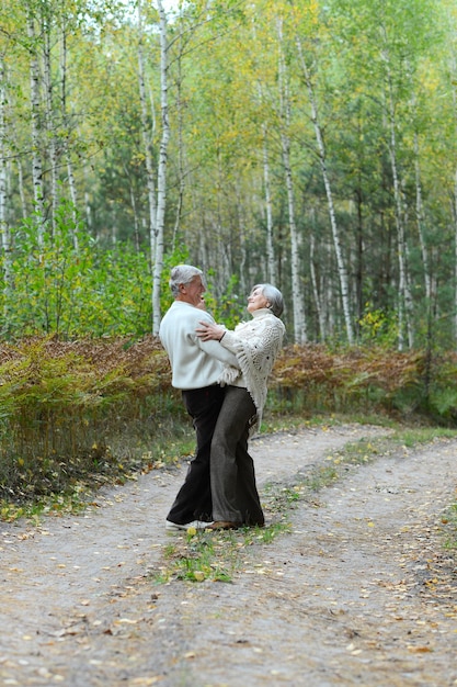 Vieux couple au parc