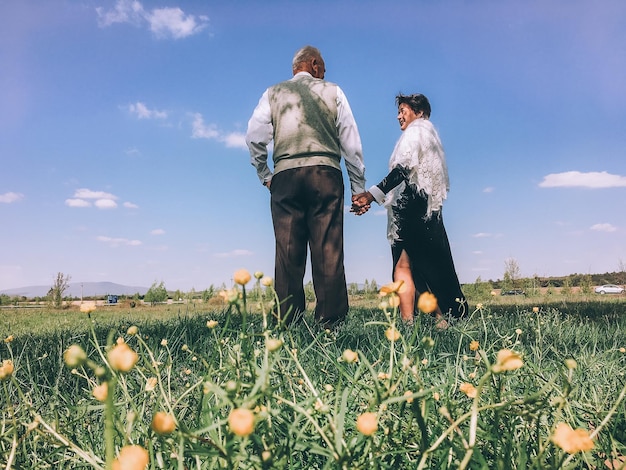 Vieux couple dans le jardin