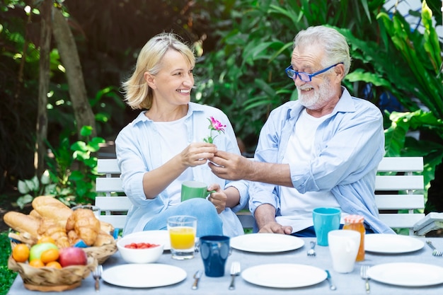 Vieux couple gens datant avec bonheur ensemble dans jardin