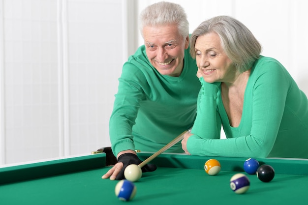 Vieux couple jouant au billard