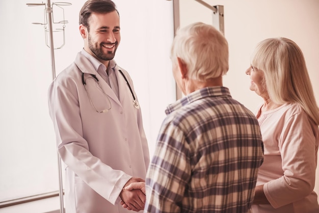 Vieux couple et médecin