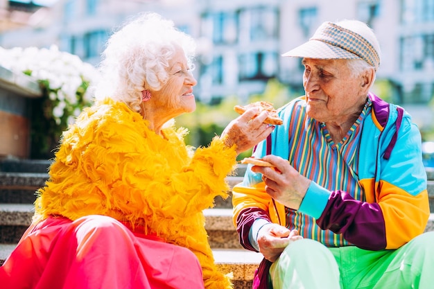Vieux couple moderne s'habillant de vêtements colorés à la mode