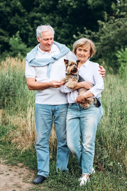 Photo le vieux couple se promène dans la nature, se tenir la main, câliner