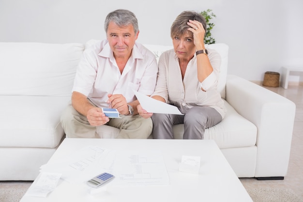 Vieux couple stressé, calcul de factures