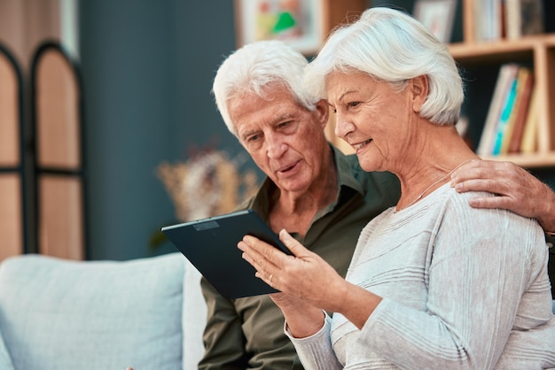 Vieux couple et tablette avec des personnes âgées naviguant en ligne à la recherche de contenu sur les réseaux sociaux tout en se liant Appareil numérique de connexion et Internet avec un homme et une femme à la retraite faisant défiler les médias