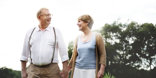 Vieux couple tenant par la main