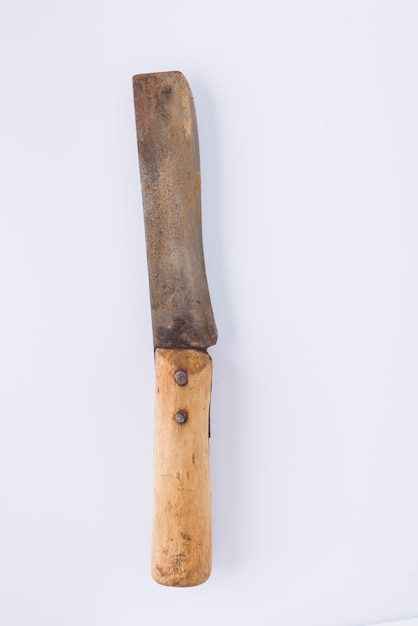 Photo vieux couteau cassé avec manche en bois sur fond blanc
