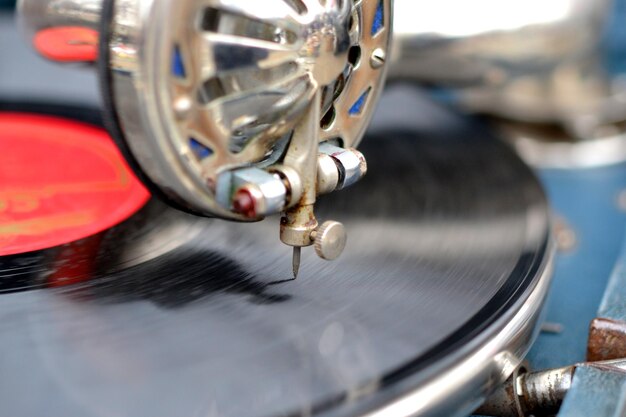 Un vieux disque rétro jouant sur un vieux gramophone vintage au marché aux puces travail de gramophone portable vieux