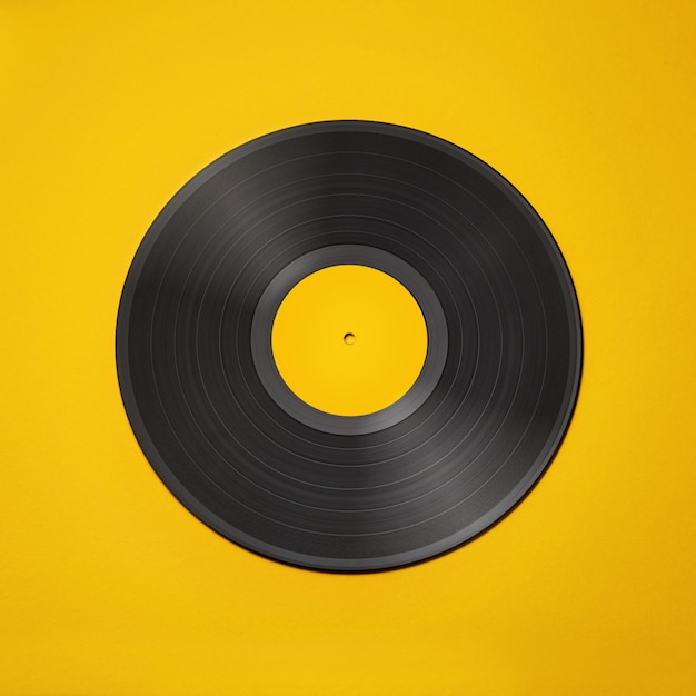 Vieux disque vinyle vintage isolé sur fond jaune