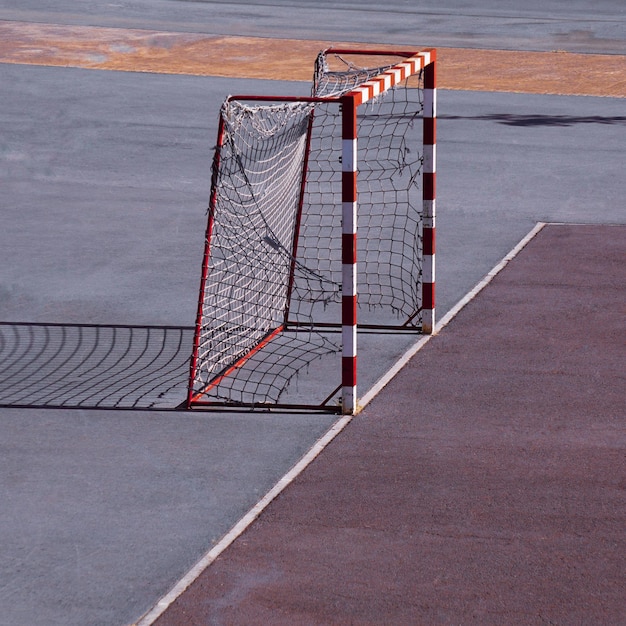 Vieux équipement de sports de but de football de rue