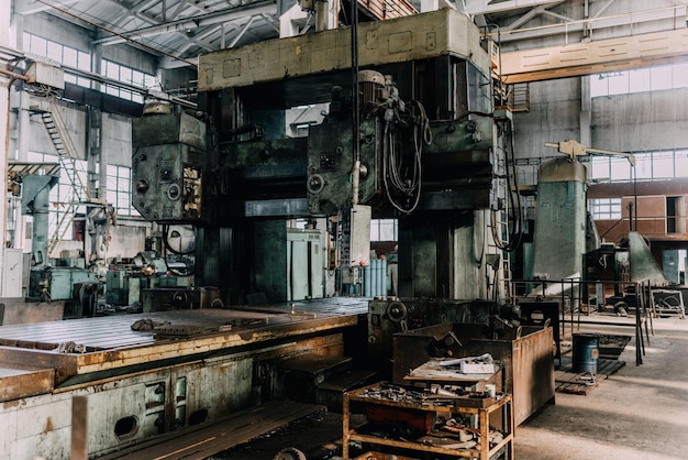 Vieux équipements machines outils dans un style rustique dans une usine mécanique abandonnée