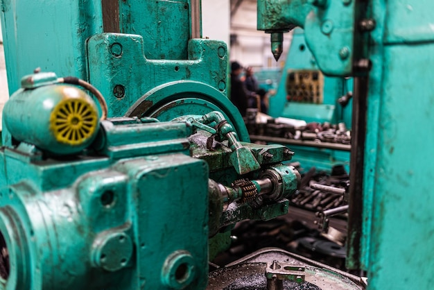 Vieux équipements machines outils dans un style rustique dans une usine mécanique abandonnée