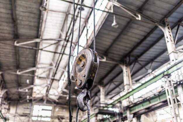 Vieux équipements machines outils dans un style rustique dans une usine mécanique abandonnée