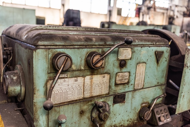 Vieux équipements machines outils dans une usine mécanique abandonnée