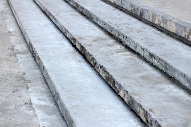 Des vieux escaliers en béton gris.