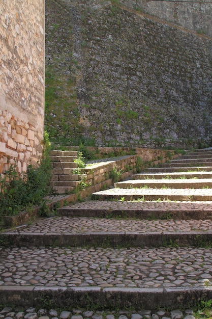 Vieux escaliers en pierre de forteresse à Corfou