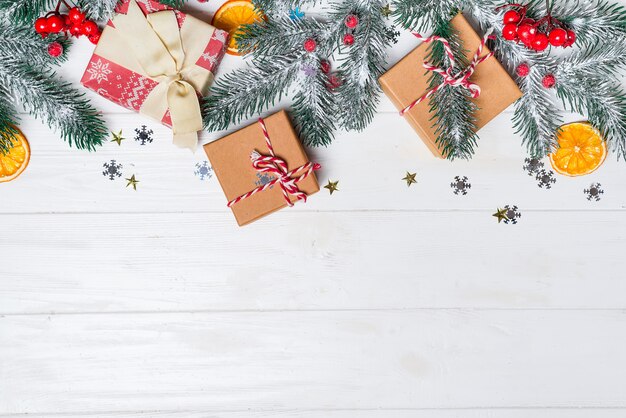 Vieux fond de bois avec des branches de sapin. Cadeaux de vacances. Carte de Noël.