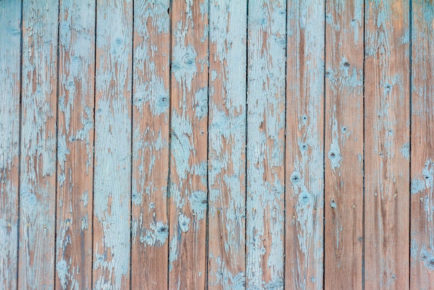 Vieux fond en bois avec peinture bleue écaillée.