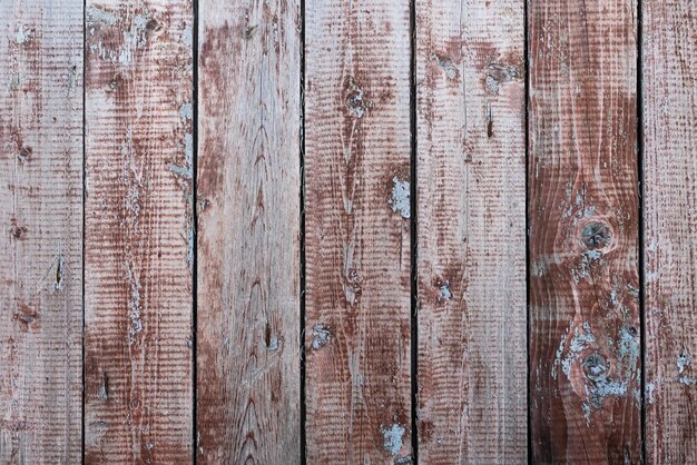 Vieux fond en bois avec de la peinture brune craquelée