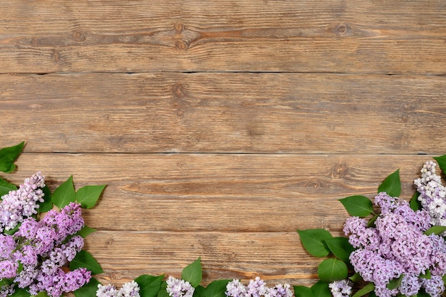 Vieux fond en bois rustique foncé avec l'espace de copie de fleurs lilas