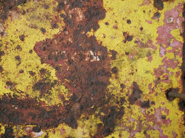 vieux fond de mur en métal rouillé jaune