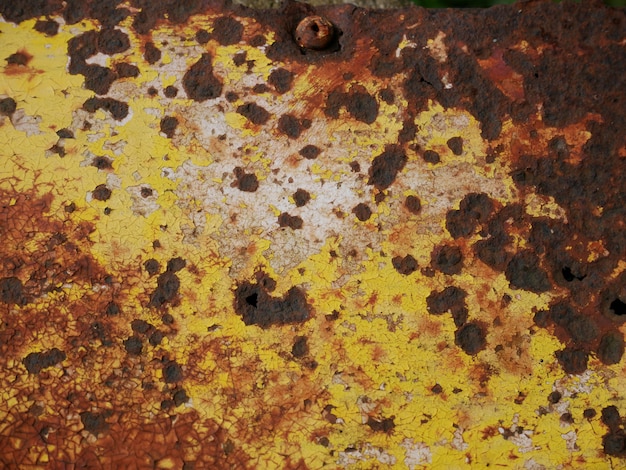 vieux fond de mur en métal rouillé jaune