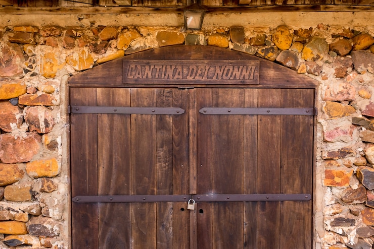 Photo vieux fond de texture de porte en bois écrit dans la cantine de grand-mère italienne. mur de pierre, maison ancienne.