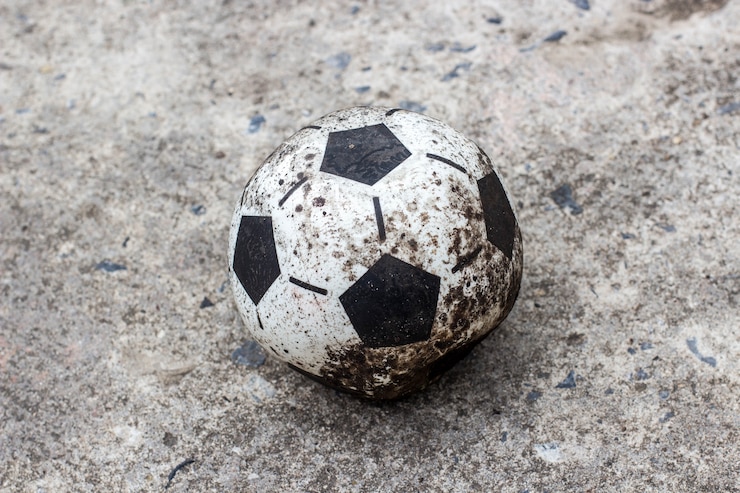 Photo vieux football sur fond de ciment