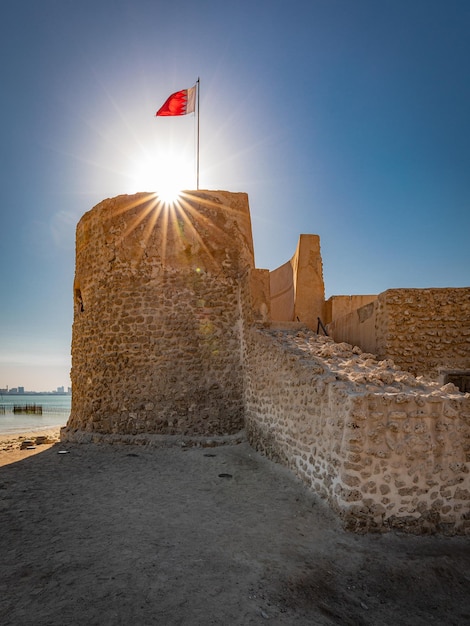 Vieux fort avec le drapeau sur le dessus à Bahreïn