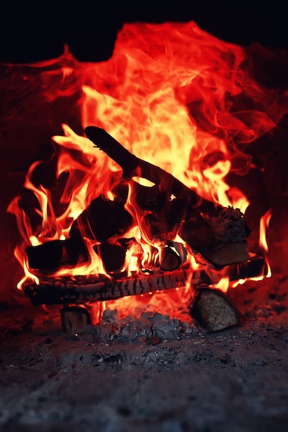 Vieux four avec feu de flamme