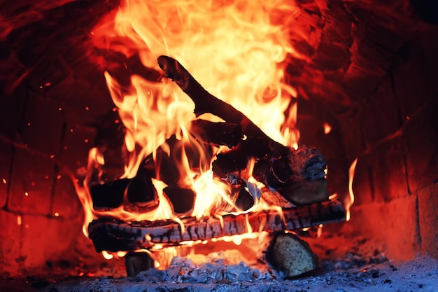 Vieux four avec feu de flamme