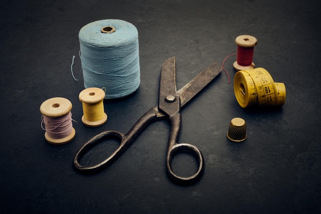 Vieux fournitures de couture et de couture ciseaux fil ruban à mesurer dé à coudre vintage