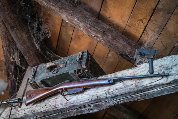 Vieux fusil de chasse exposé