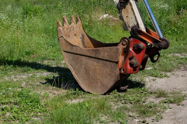 Vieux godet de tracteur sur l'herbe