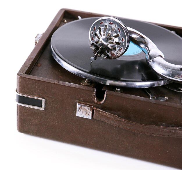 Vieux gramophone isolé sur blanc