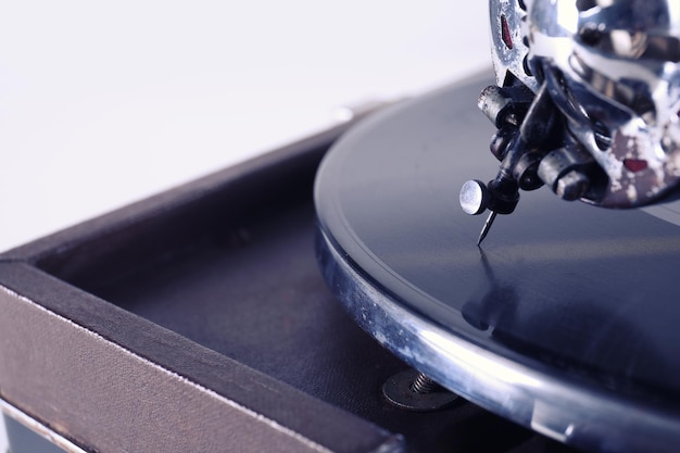 Vieux gramophone isolé sur blanc