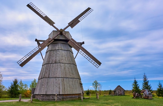 Un vieux grand moulin à vent en bois