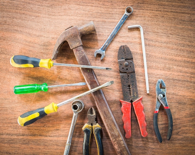 Vieux &amp; grunge outils à main nombreux sur fond de plancher en bois