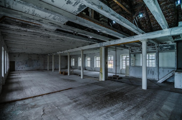 Vieux halls d'usine vides
