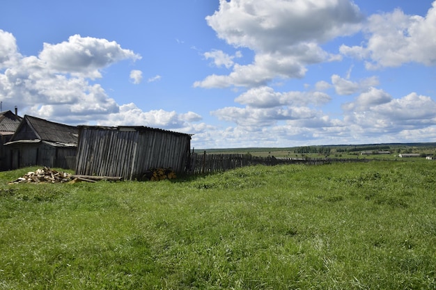 Un vieux hangar en bois contre un ciel clair avec des nuages Oulianovsk Russie